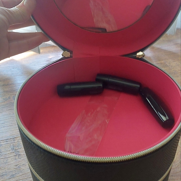 Lancome Black and Gold Textured Case - Picture 2 of 2